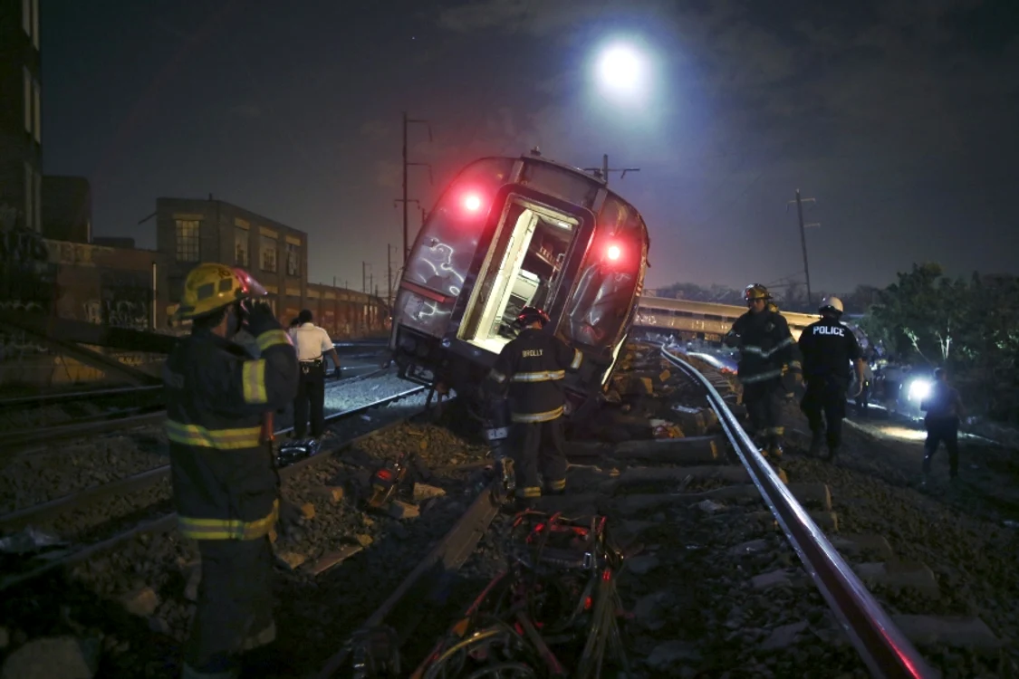 Trenul Amtrak a deraiat la nord de oraşul Philadelphia, în toiul nopţiiFoto: AP