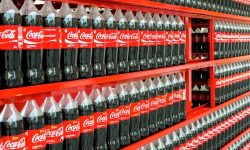 coca cola rafturi foto shutterstock