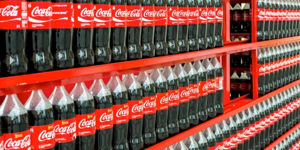 coca cola rafturi foto shutterstock