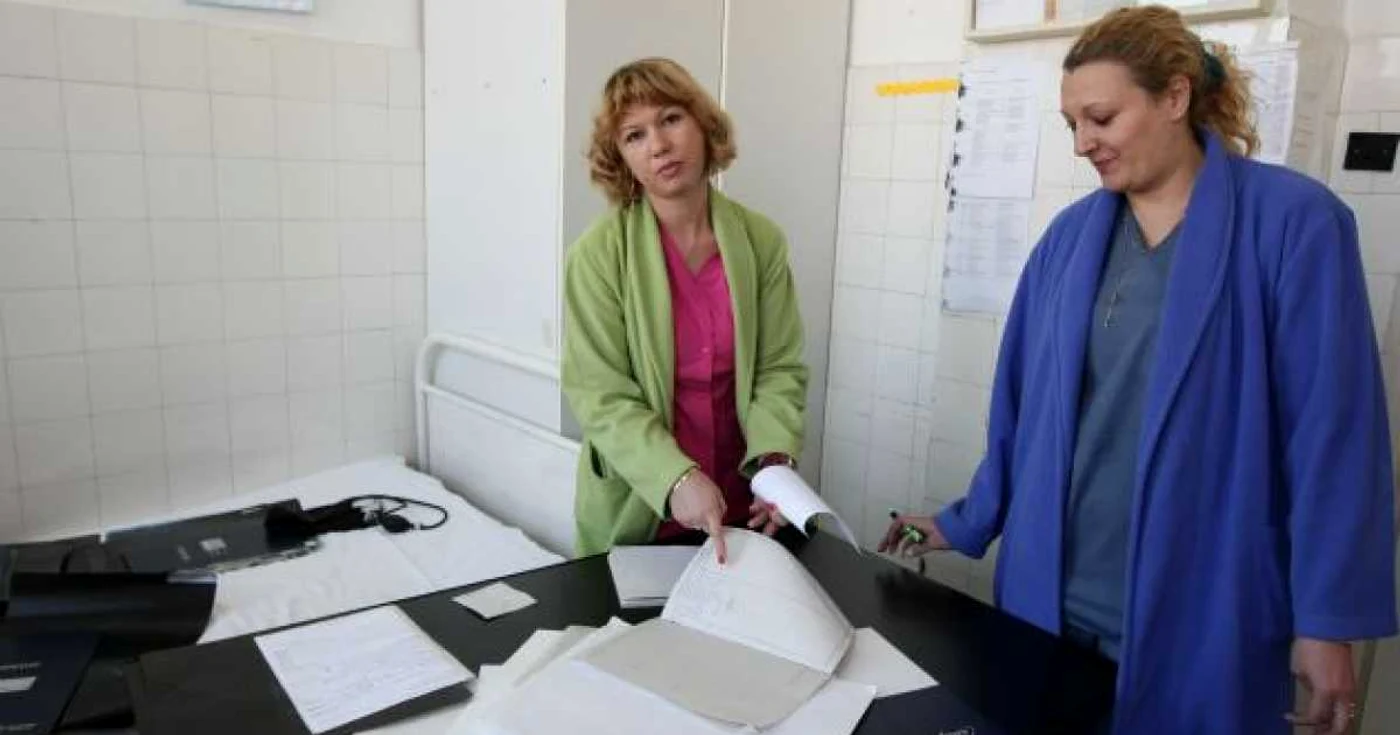 Asistentele medicale de la Secţia de Ortopedie a spitalului ne arată semnăturile bolnavilor care au fost de acord cu regulamentul. 
