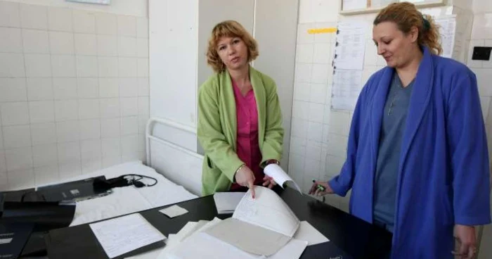 Asistentele medicale de la Secţia de Ortopedie a spitalului ne arată semnăturile bolnavilor care au fost de acord cu regulamentul. 