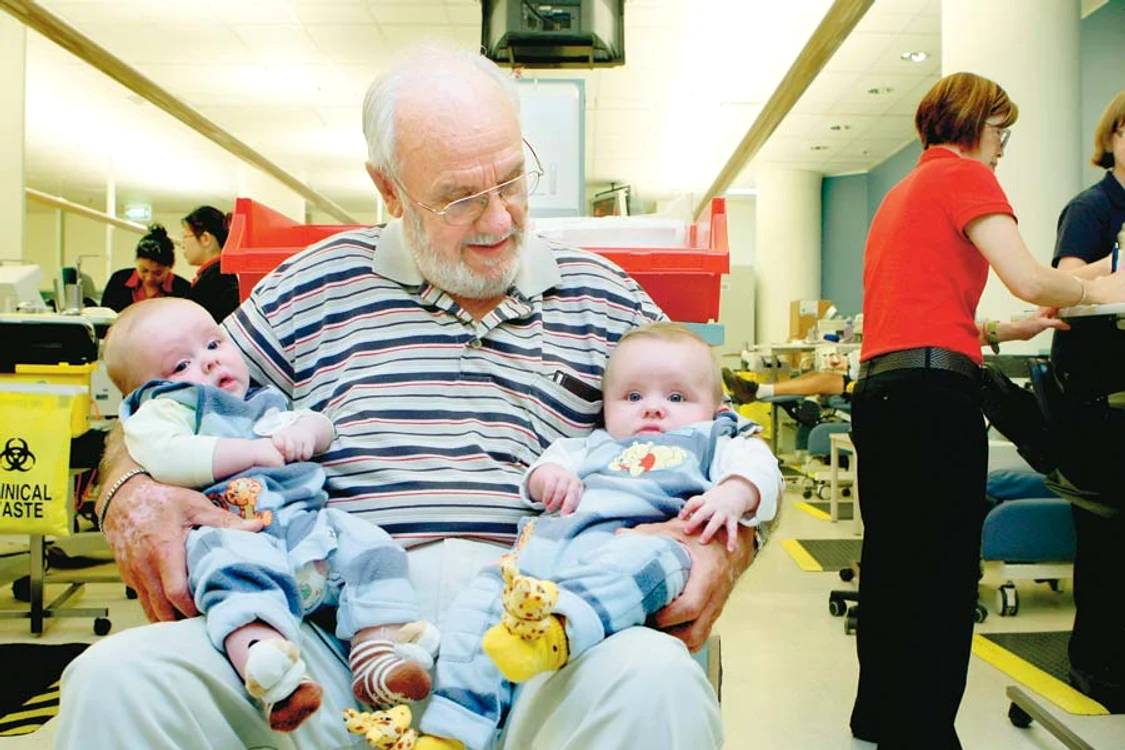 
    Împreună cu doi gemeni cărora  le-a salvat viaţa (Fotografii: photoland / wenn)  