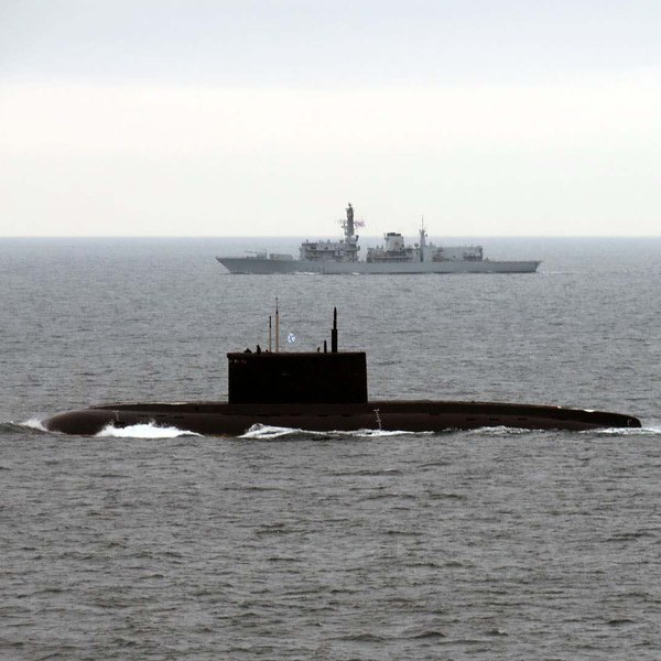 Tensiuni în Canalul Mânecii. Navele de război ale Marinei Regale au urmărit nave militare și submarine rusești, după amenințările lui Medvedev