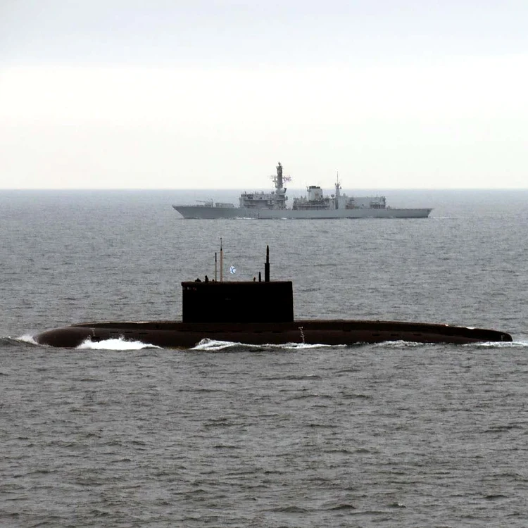 Navele militare britanice au urmărit nave de război rusești FOTO: Facebook/Royal Navy 