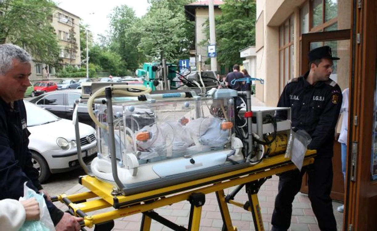 
    Nou-născutul a fost transportat la Maternitatea „Cuza Vodă“ din Iaşi  