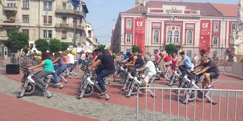 Pedalare în Piaţa Libertăţii din Timişoara