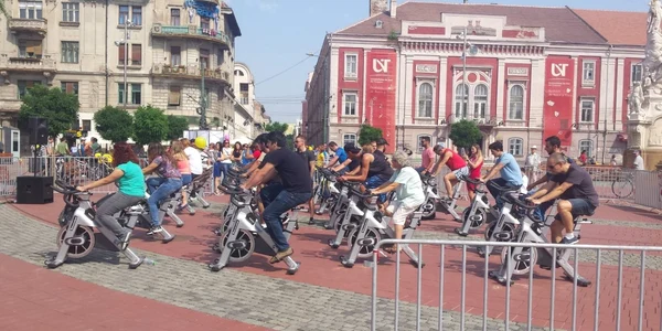 Pedalare în Piaţa Libertăţii din Timişoara