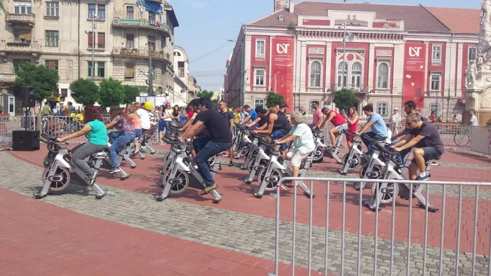 Pedalare în Piaţa Libertăţii FOTO Ştefan Both