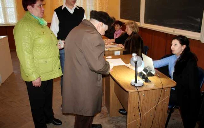 Pensionarii s-au îngrămădit să voteze la Botoşani FOTO Cosmin Zamfirache
