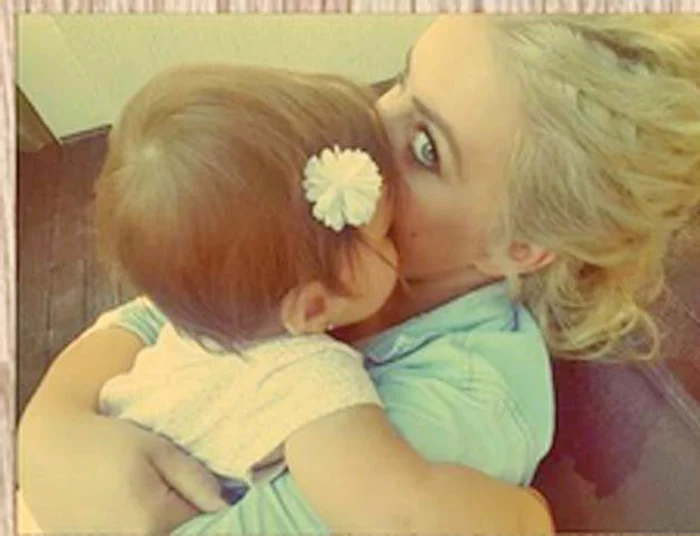 
    Micuţa Maria şi  Bianca Lăpuşte,  într-un moment  de tandreţe  