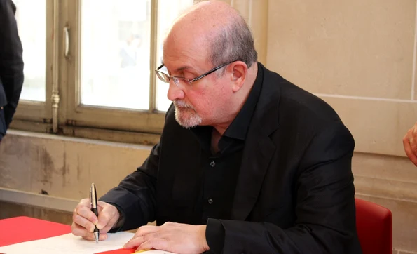 Scriitorul britanic Salman Rushdie a fost atacat pe o scenă din statul american New York (foto: ActuaLitté / Wikimedia Commons)