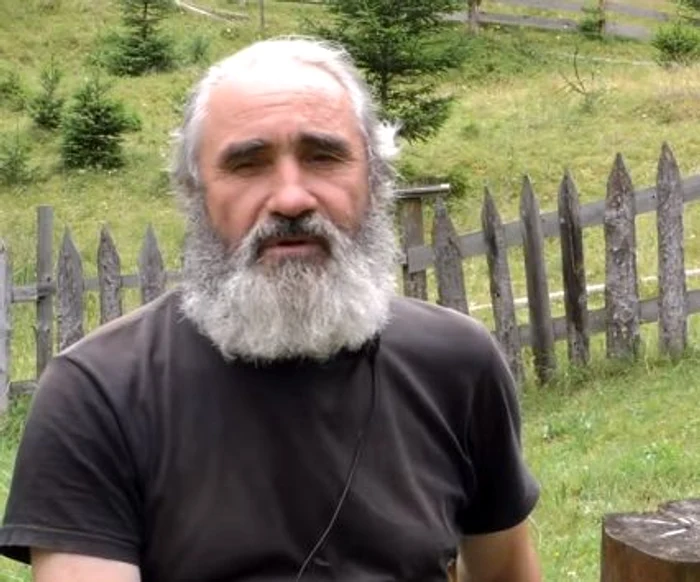 Pustnicul din Rarău vindecă oamenii din toată țaraFoto: captură YouTube