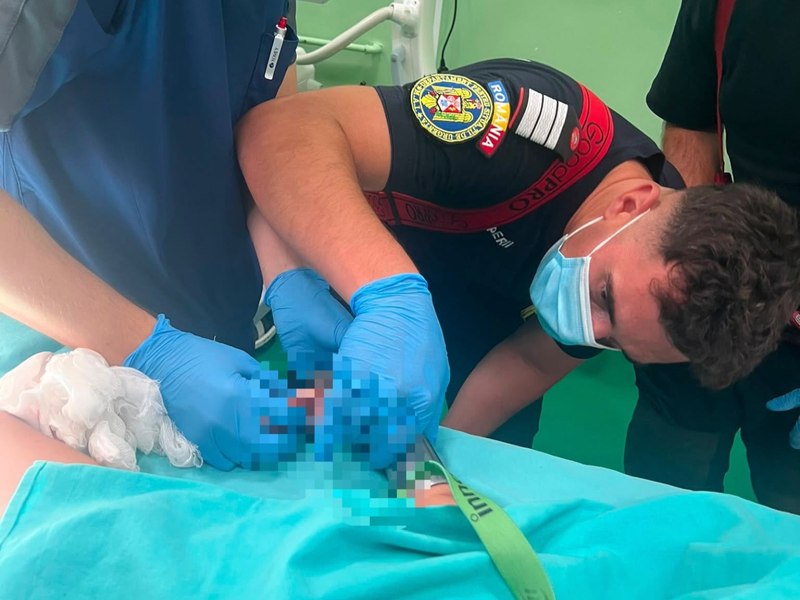 Intervenție dramatică în Mureș: un copilaș de doi ani a rămas cu mâna prinsă în mașina de tocat. Pompierii au intrat în sala de operație