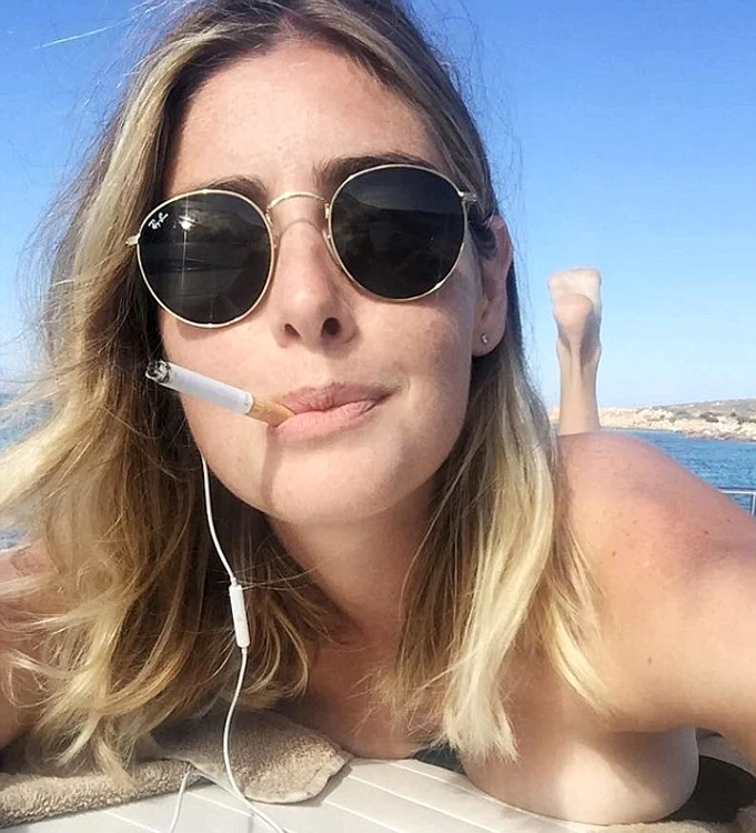 O ţigară, ochelari de soare şi adio sutien!