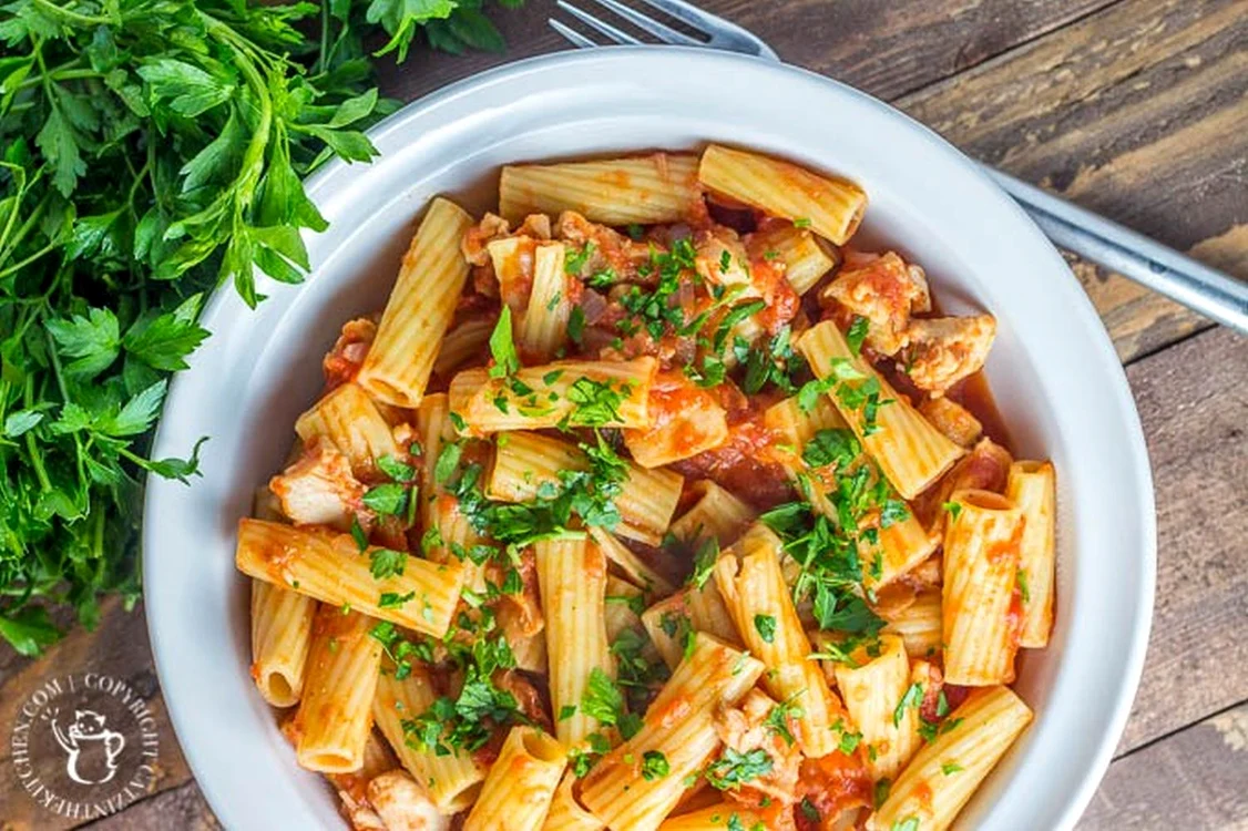 rigatoni cu pui si sos de rosii jpeg
