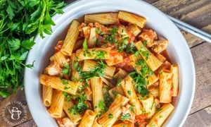 rigatoni cu pui si sos de rosii jpeg