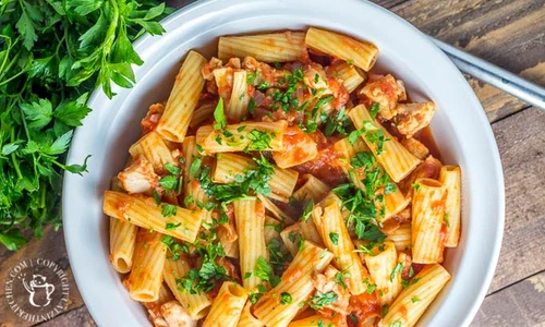 rigatoni cu pui si sos de rosii jpeg