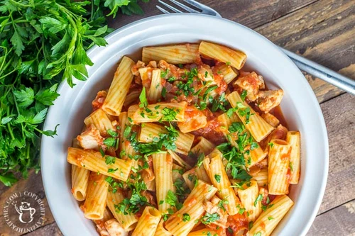 rigatoni cu pui si sos de rosii jpeg