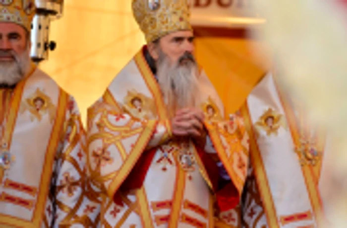 Hoţul a furat icoana pe care Teodosie o poartă la gât FOTO:Arhiepiscopia Tomisului