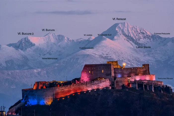 Cetatea Devei și vârfurile Retezatului. Foto: Claudiu Nelega. Facebook. 