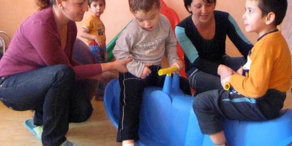 Copiii sunt învăţaţi să se comporte normal