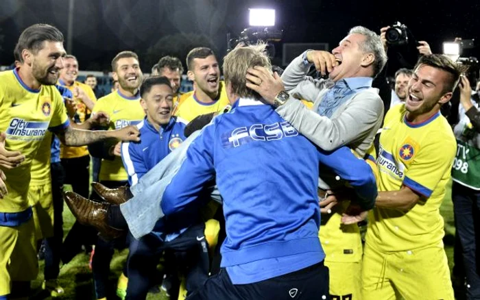 Gigi Becali a fost purtat pe braţe ca un erou de către jucători