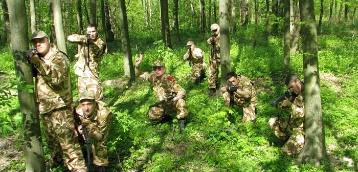 Actorii Teatrului Mihai Eminescu din Botoşani s-au transformat pentru 120 de minute în soldaţi NATO FOTO Teatrul Mihai Eminescu Botoşani