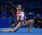 Andreea Răducan făcând exerciții la sol
