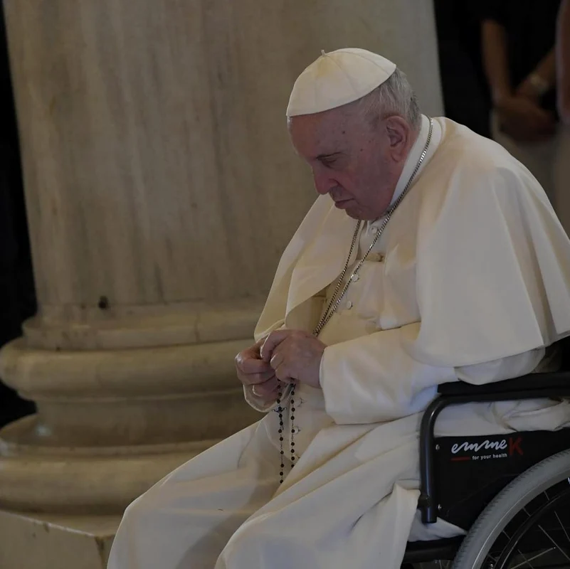 Papa Francisc ingenuncheat de problemele de sanatate (6) jpg