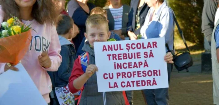 Copiii şi părinţii au protestat la deschiderea anului şcolar. Foto: ziarulunirea.ro