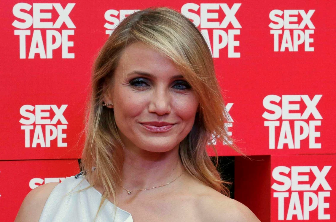 Cameron Diaz şi-a arătat fundul recent pe o plajă din Capri, Italia