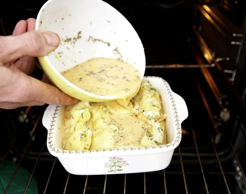 clatite cu branza de vaci si smantana la cuptor jpeg