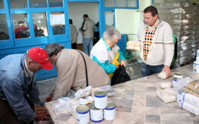 Alimentele se împart, în Zalău, în spaţiul de la parterul blocului D115 din Bădet FOTO Arhivă