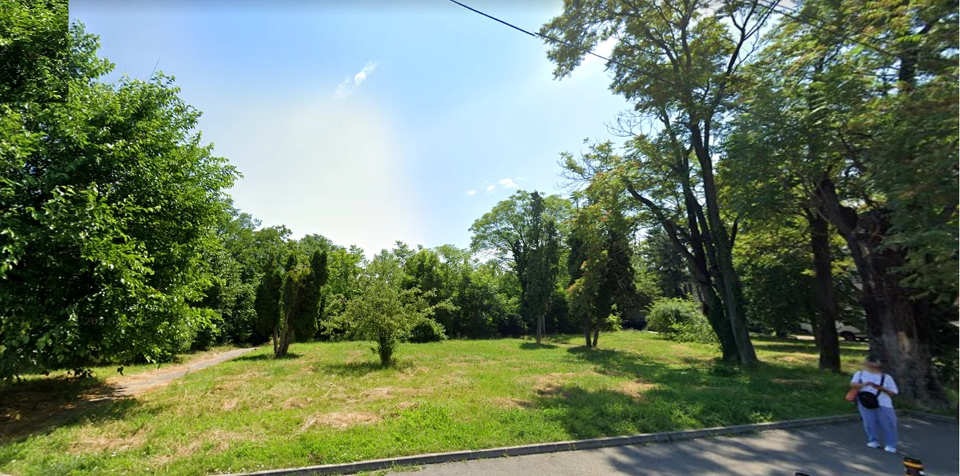 Spațiul pe care se va construi bloc de 14 etaje în centrul din Râmnicu Vâlcea Foto Google Maps