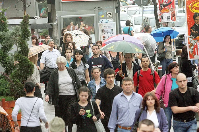 Nu plecaţi de acasă fără umbrelă!