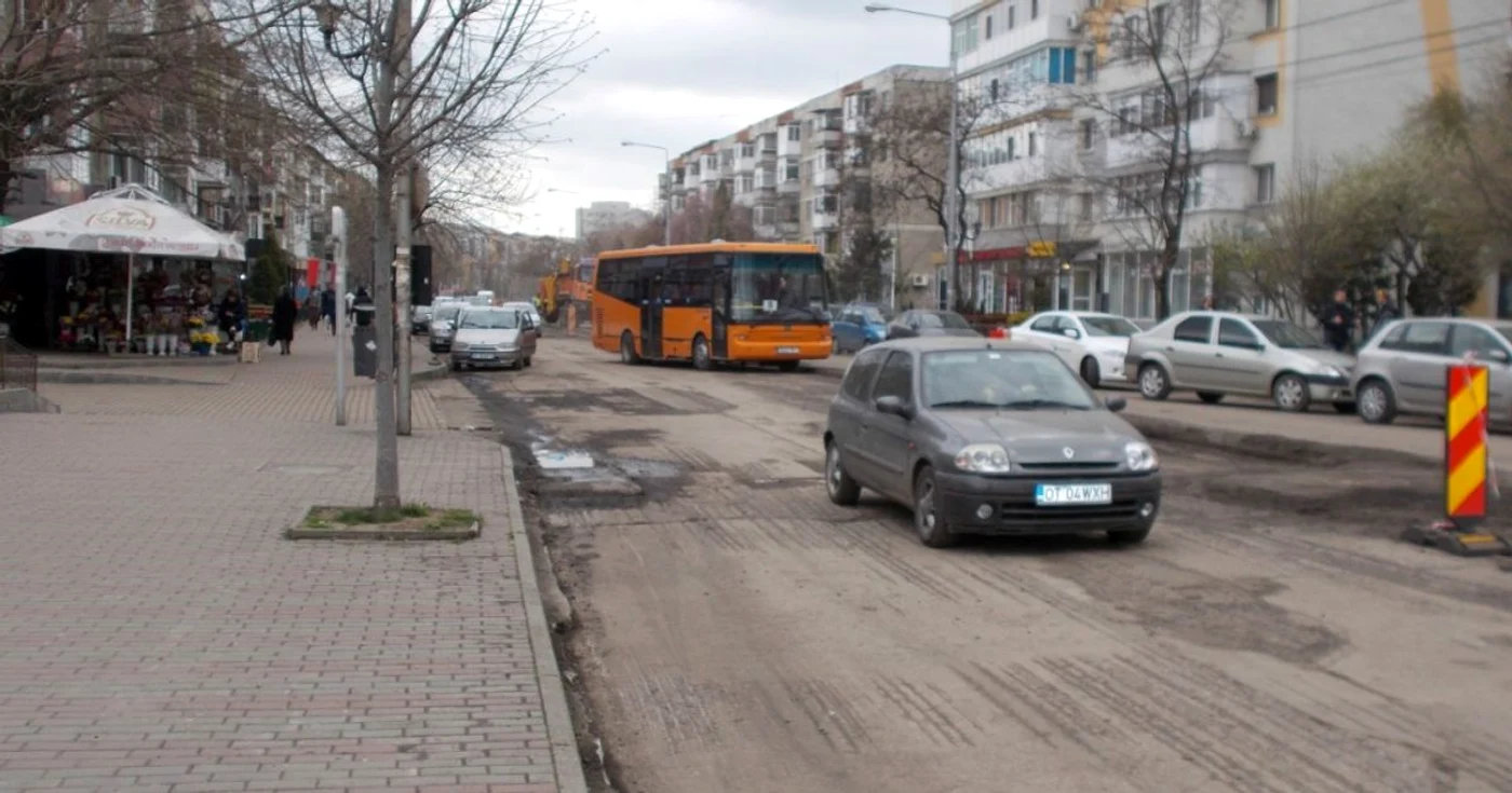 Nervii şoferilor sunt puşi la grea încercare când circulă pe strada Primăverii FOTO Alina Mitran