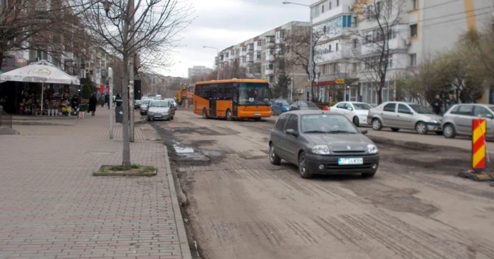 Nervii şoferilor sunt puşi la grea încercare când circulă pe strada Primăverii FOTO Alina Mitran