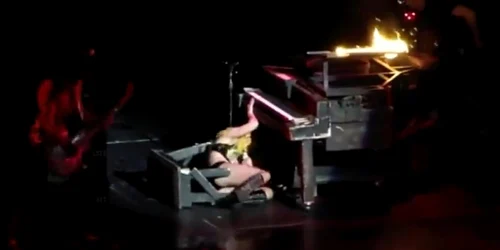 Căzături pe scenă