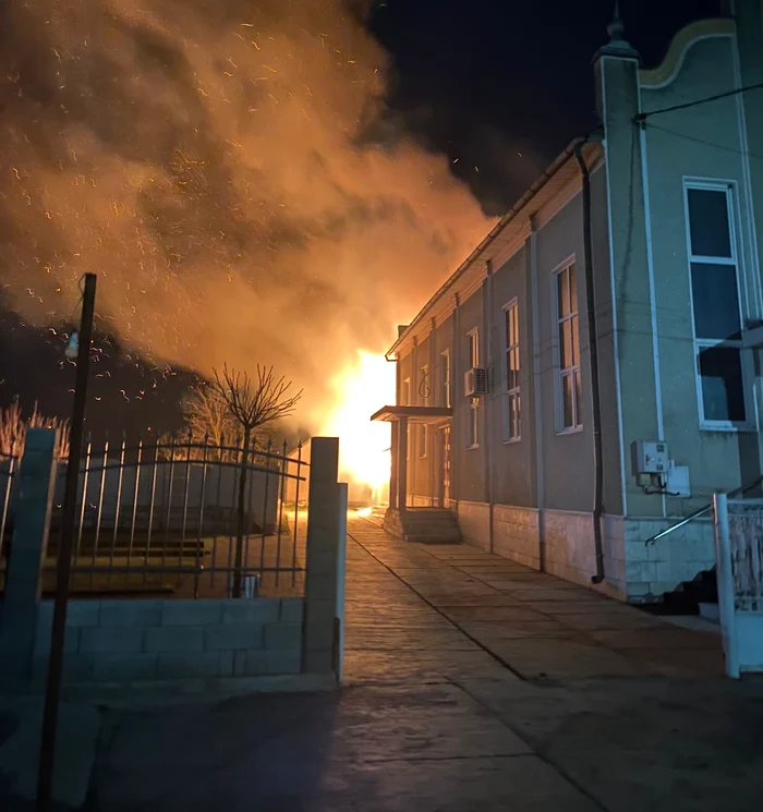 Biserica Adventistă din Șepreuș a luat foc FOTO ISU Arad