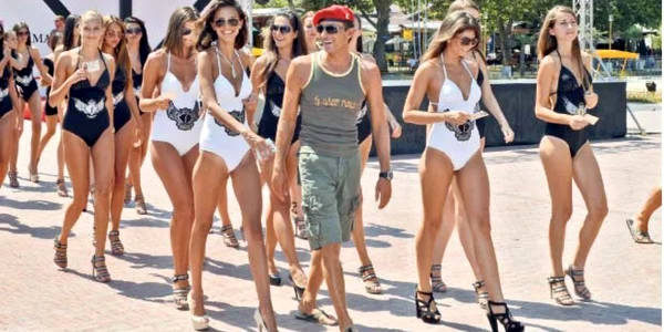 Radu Mazăre a adus la vot tinere îmbrăcate în costume de baie