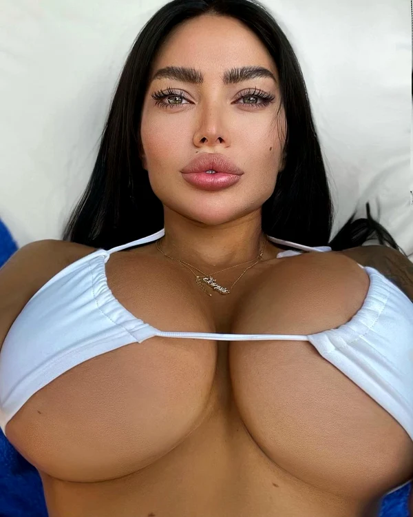 Bruneta s-a operat la sâni de trei ori Foto: Instagram