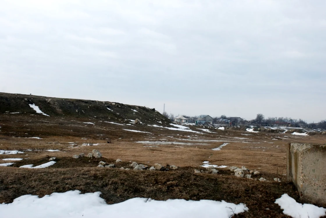 Movila de de pământ sub care se află deşeurile aruncate de-a
lungul anilor la marginea comunei Chiscani FOTOGRAFII: FLORENTIN COMAN
