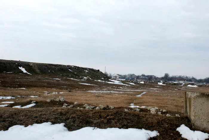 Movila de de pământ sub care se află deşeurile aruncate de-a
lungul anilor la marginea comunei Chiscani FOTOGRAFII: FLORENTIN COMAN