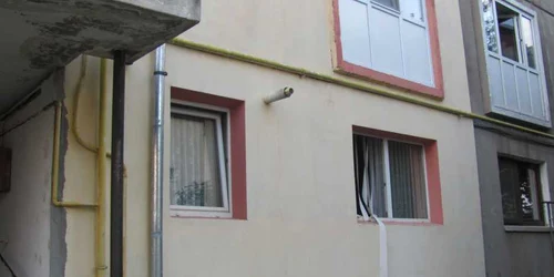 Barbatul a fost gasit in garsoniera sa, la parterul unui bloc de pe Aleea Daliei