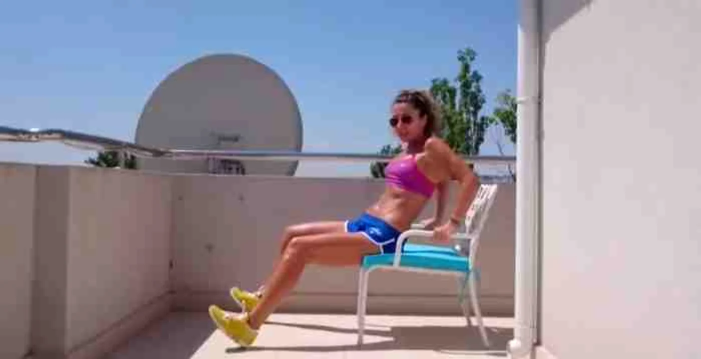 Carmen Brumă s-a filmat făcând sport chiar pe balconul eiFoto: captură Youtube