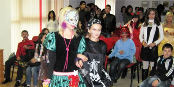 Elevii vâlceni au bântuit biblioteca de Halloween