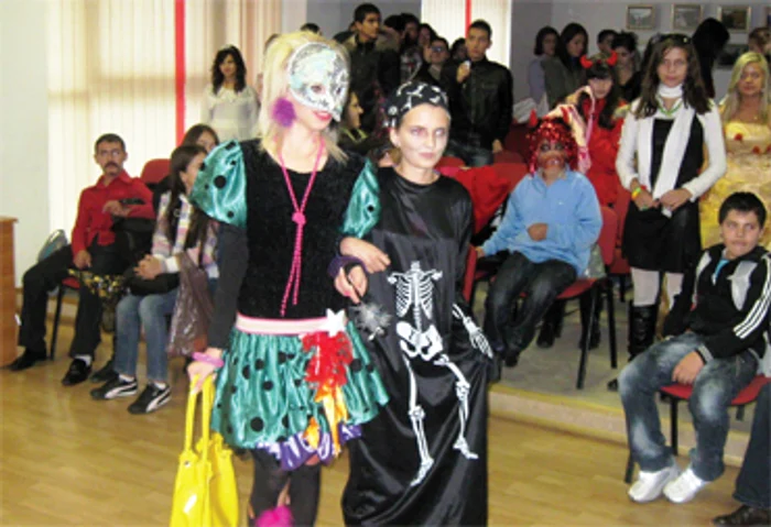 Elevii vâlceni au bântuit biblioteca de Halloween