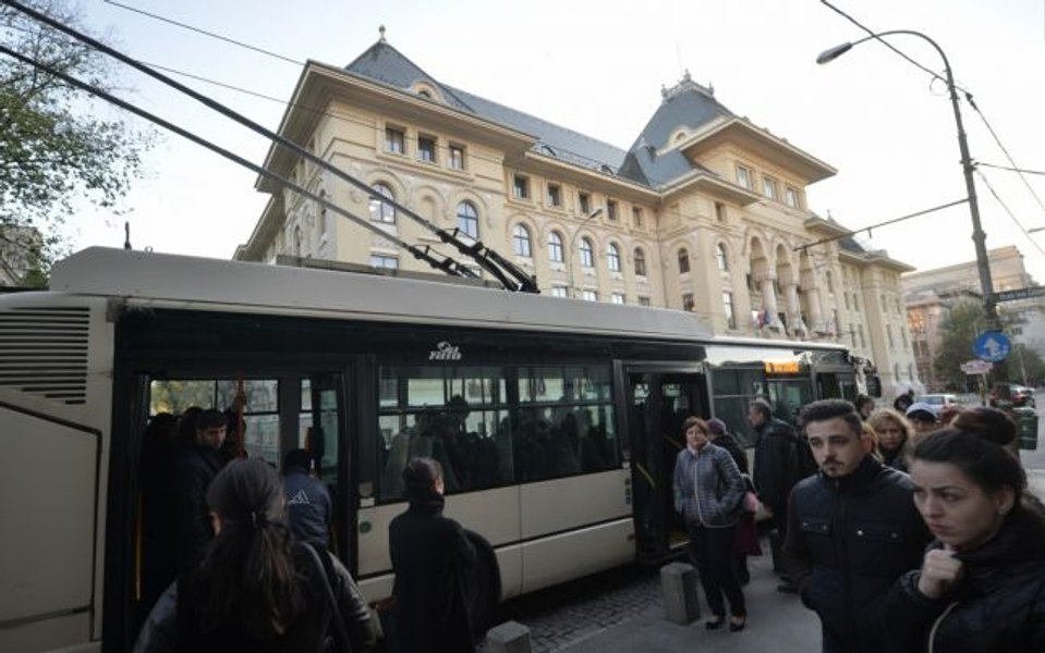 Până la venirea noilor troleibuze, Societatea de Transport București recondiționează mașinile vechi