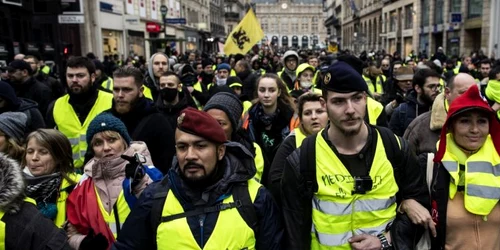 Oameni se adună în apropierea Operei în timpul unui protest al Vestelor Galbene la Paris Franţa FOTO EPA-EFE / Ian Langsdon