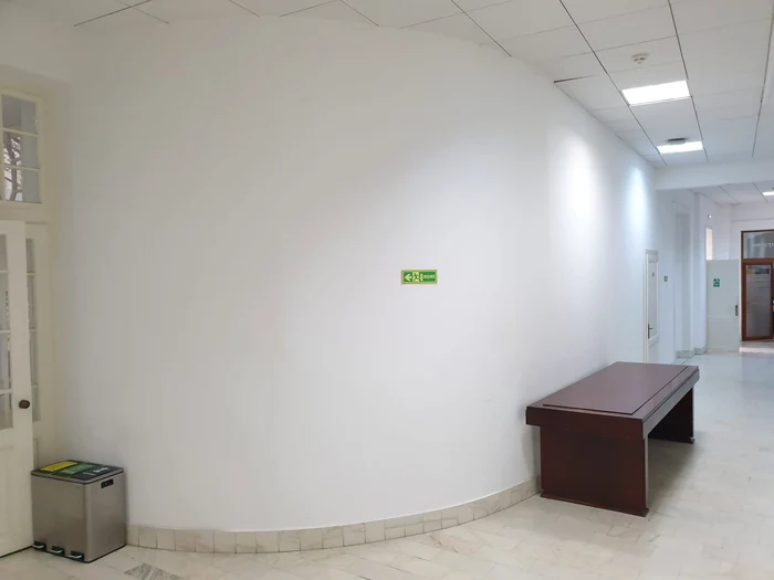 „Acvariul” nu are nicio fereastră spre hol, având o singură ușă de acces FOTO Daniel Dancea